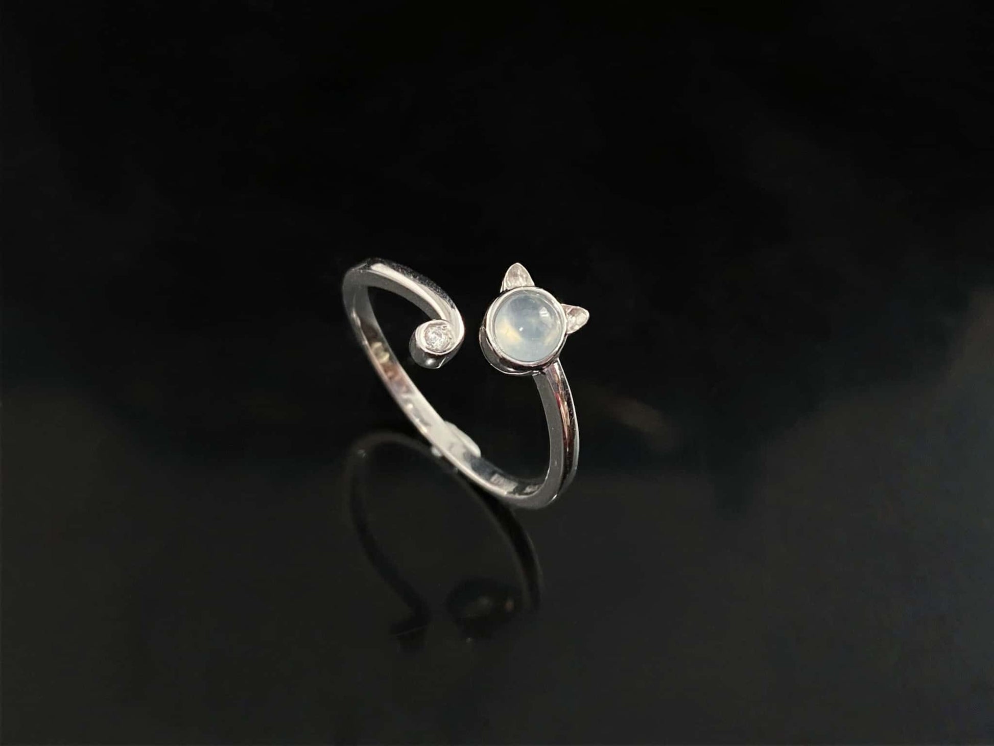 A moonlight feline jadeite ring.