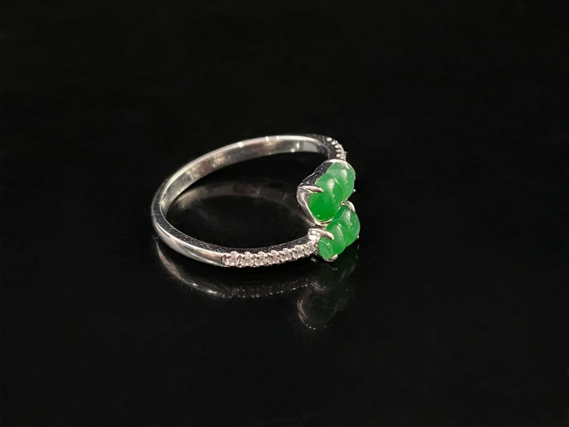 A bright green double gourd jadeite ring.