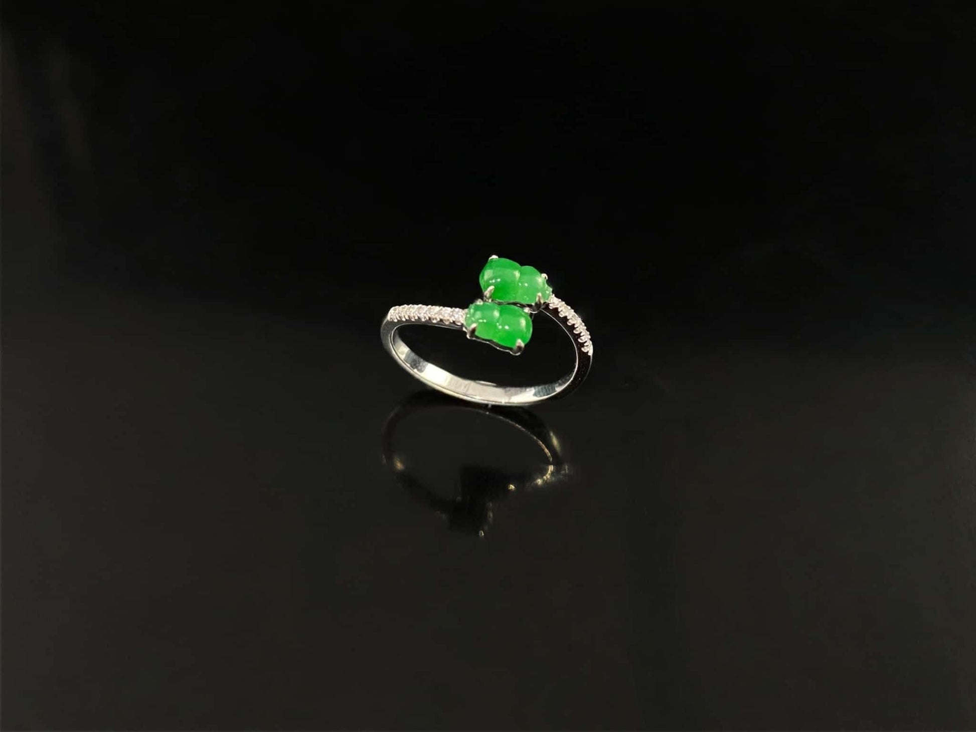 A bright green double gourd jadeite ring.