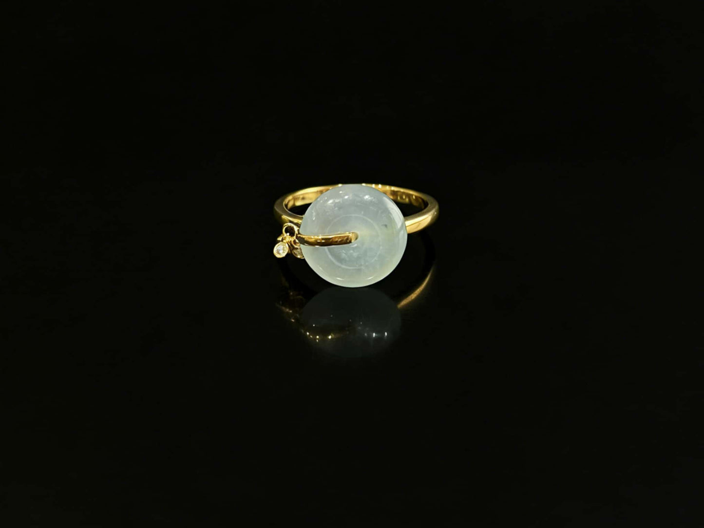 A green frost peace button jadeite ring.