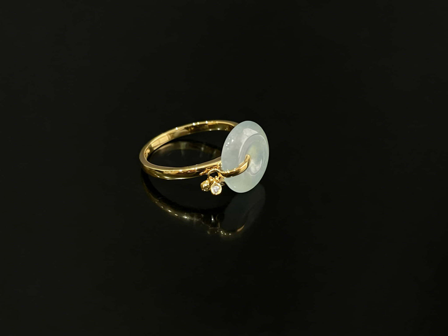 A green frost peace button jadeite ring.