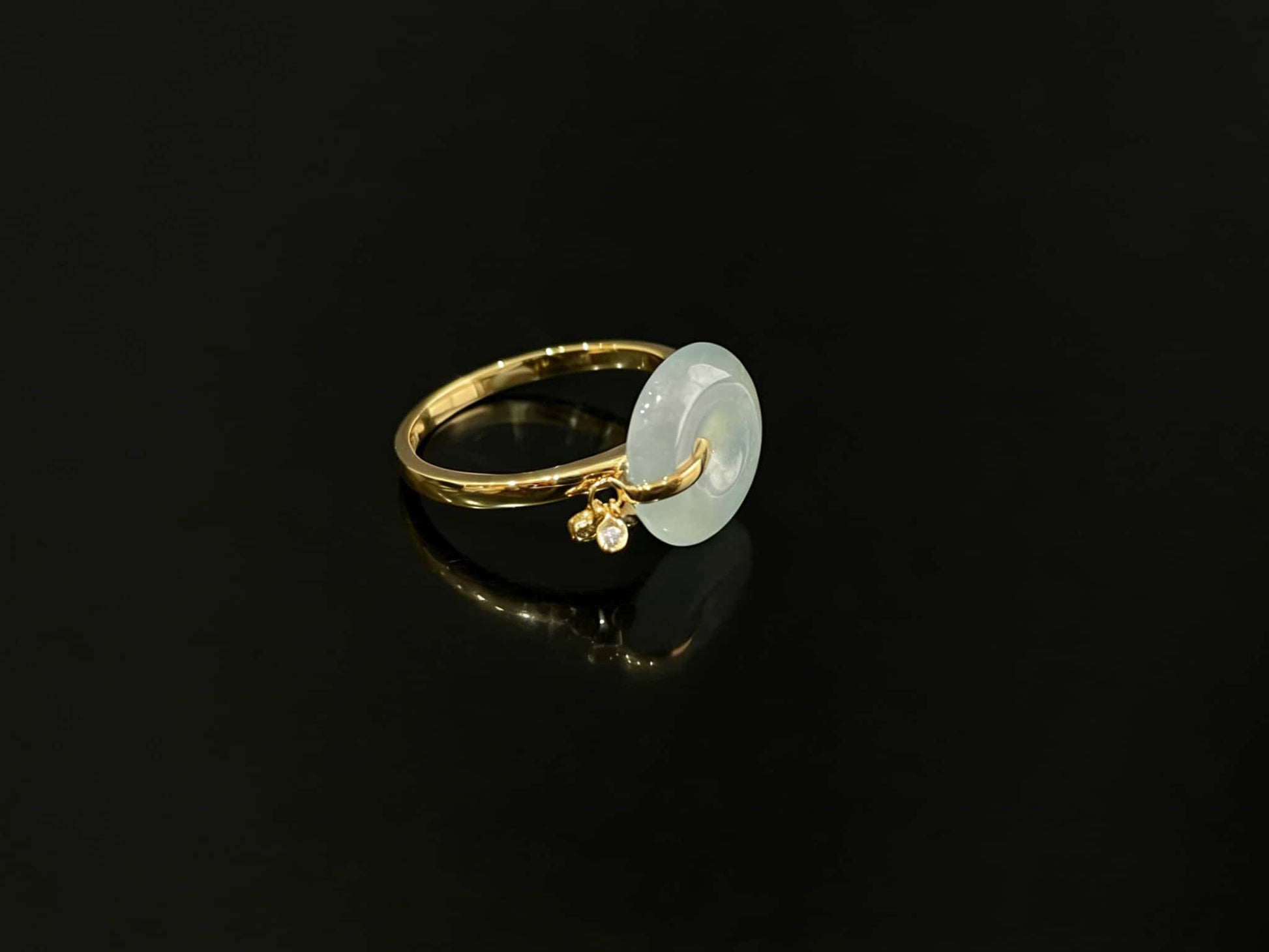 A green frost peace button jadeite ring.