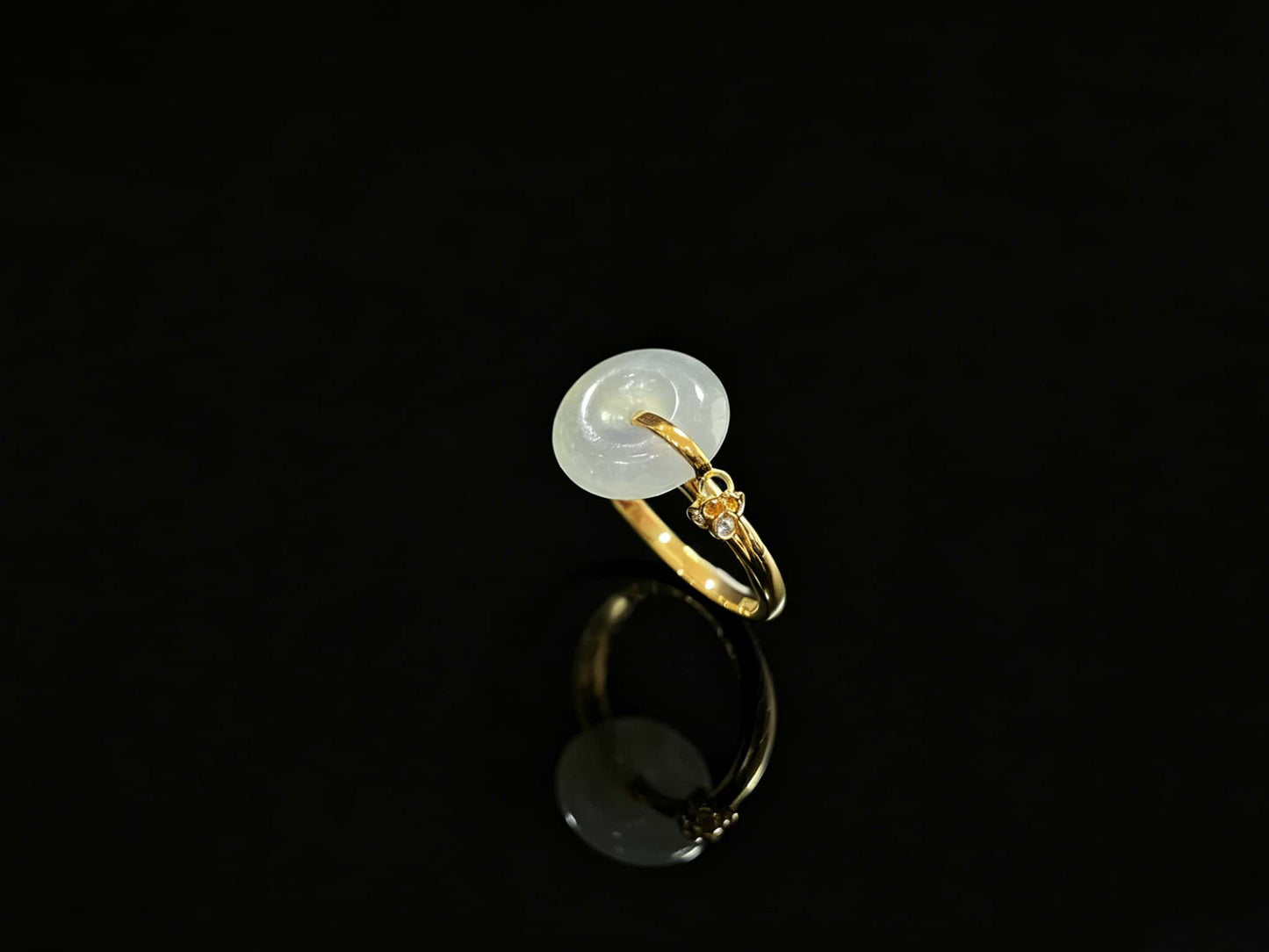 A green frost peace button jadeite ring.