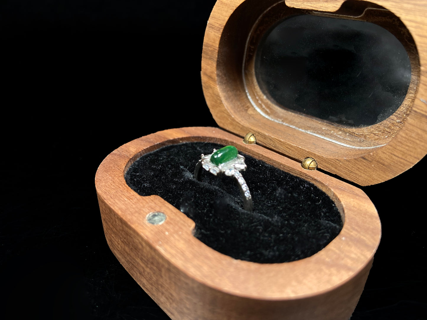 A sunny vivid verdure jadeite ring.
