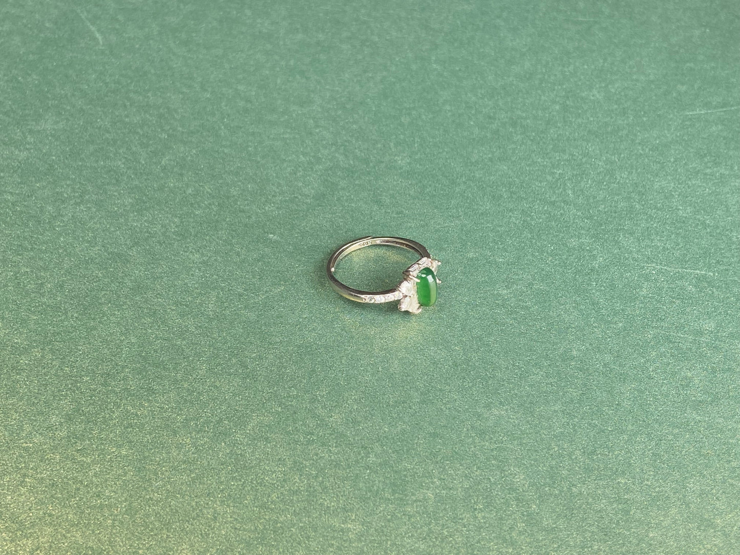 A sunny vivid verdure jadeite ring.