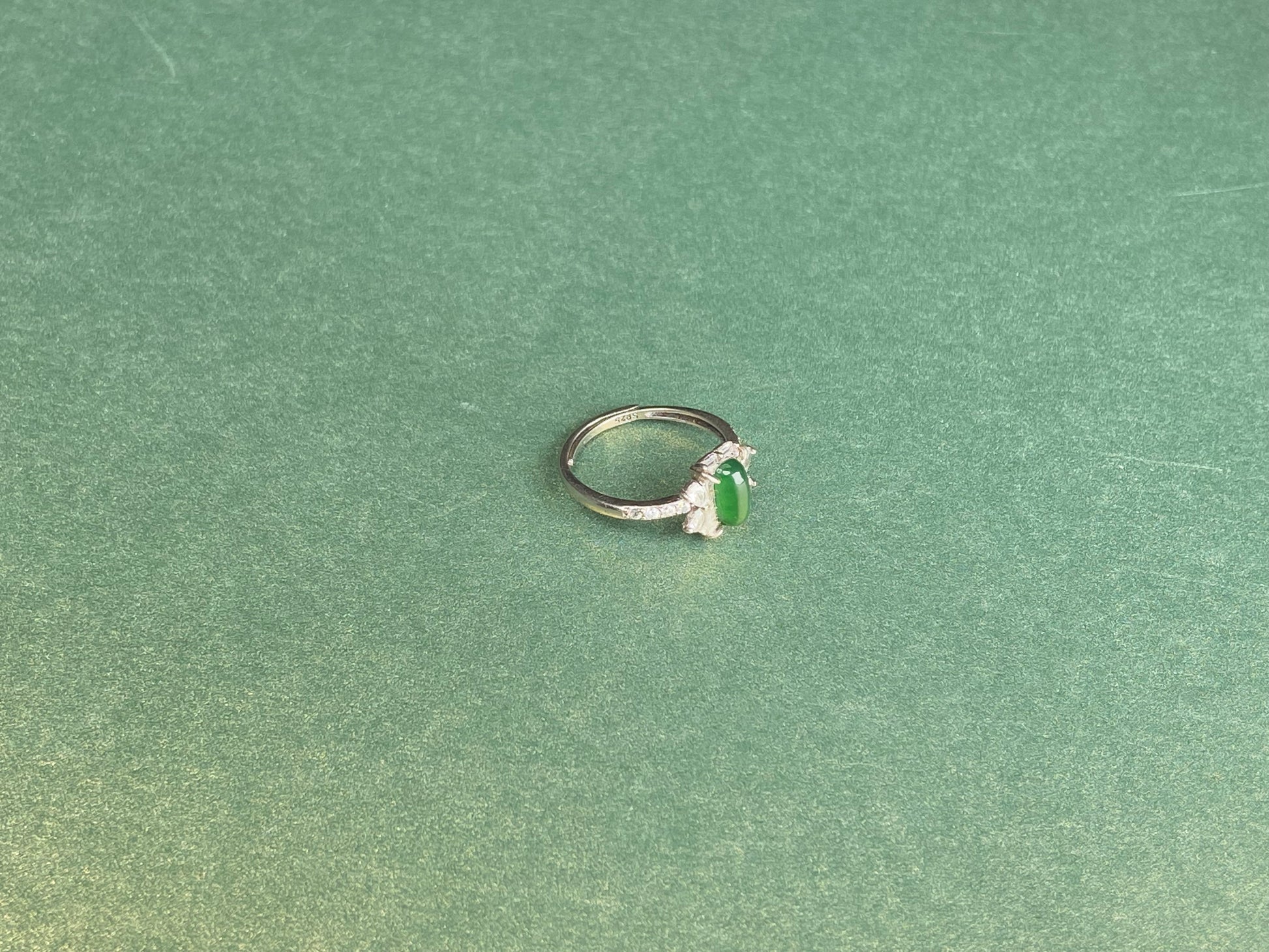 A sunny vivid verdure jadeite ring.