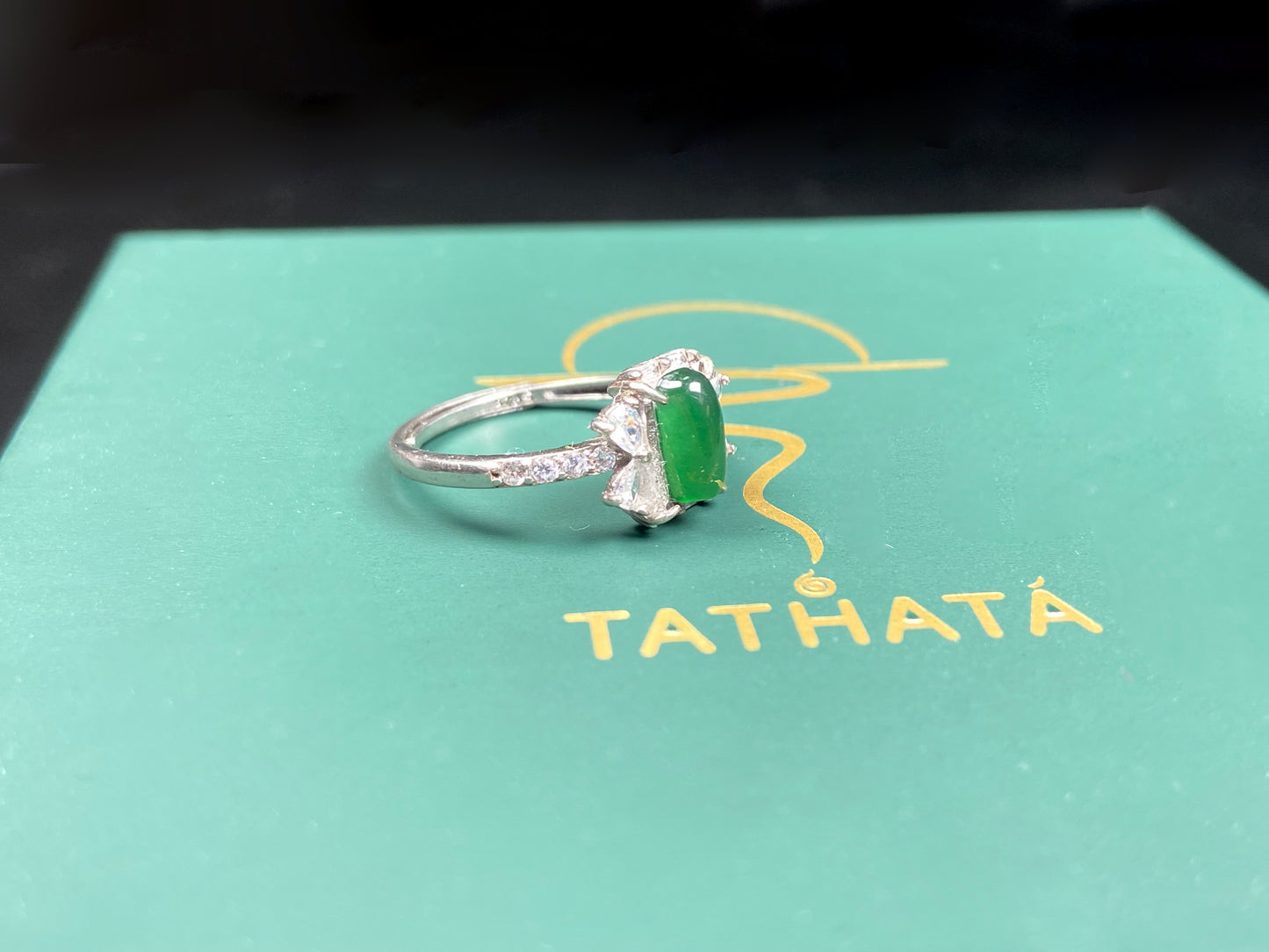 A sunny vivid verdure jadeite ring.