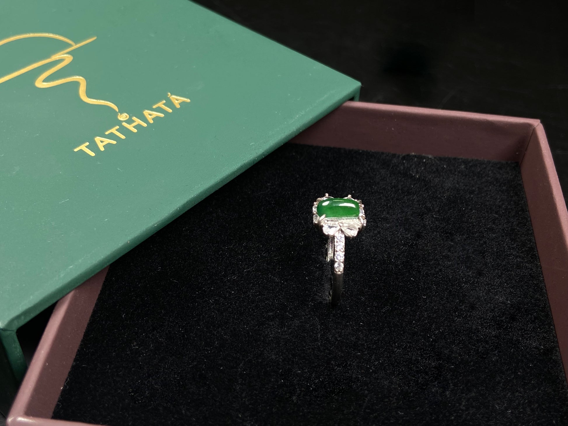 A sunny vivid verdure jadeite ring.