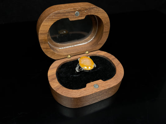 A amber dewdrop shine jadeite ring.