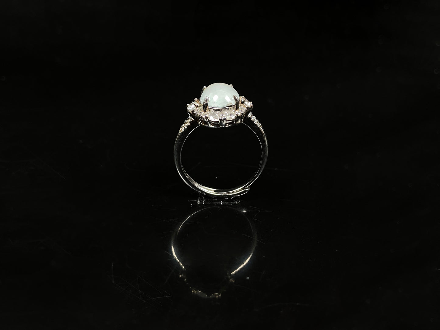 A fog white frost jadeite ring.