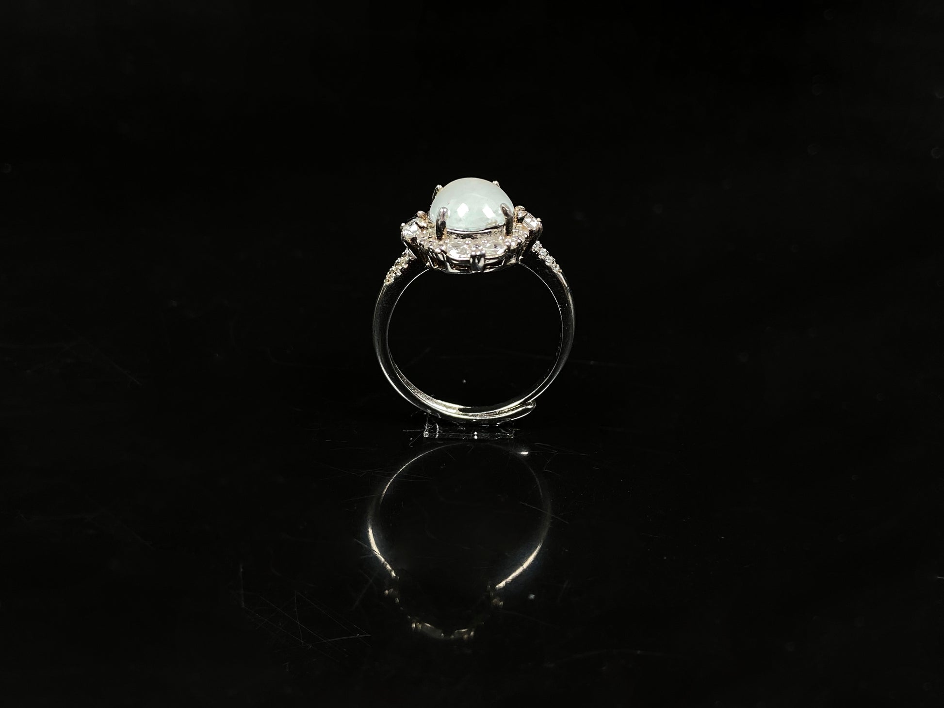A fog white frost jadeite ring.