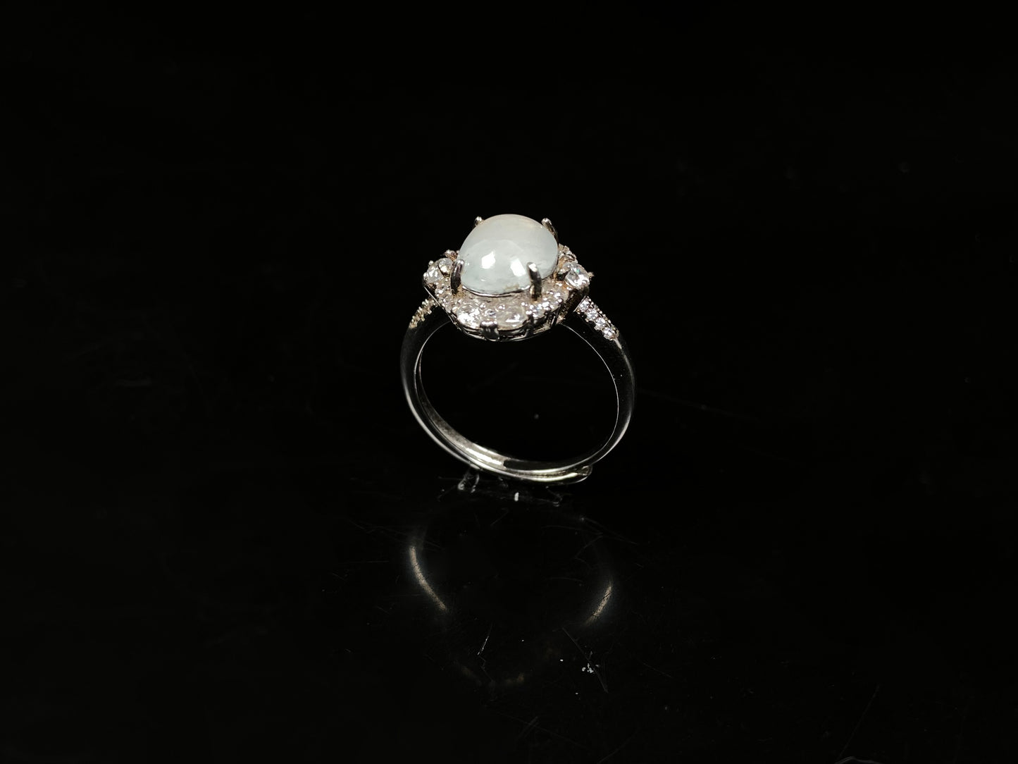 A fog white frost jadeite ring.