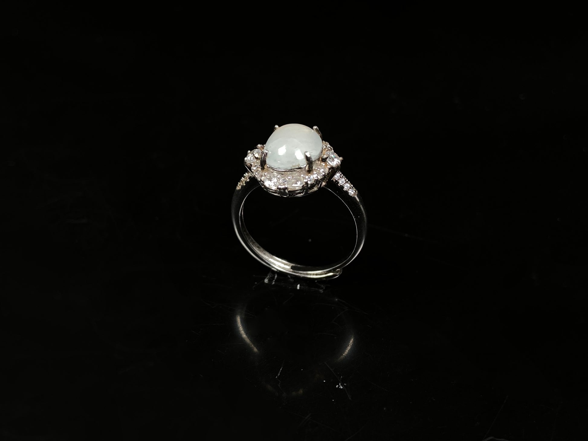 A fog white frost jadeite ring.