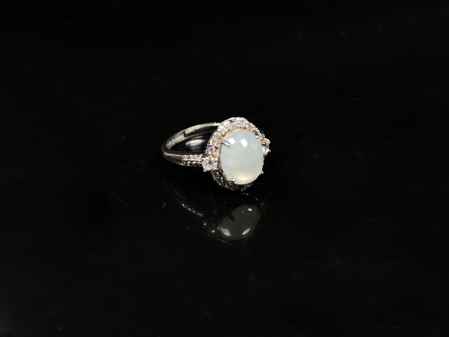 A fog white frost jadeite ring.