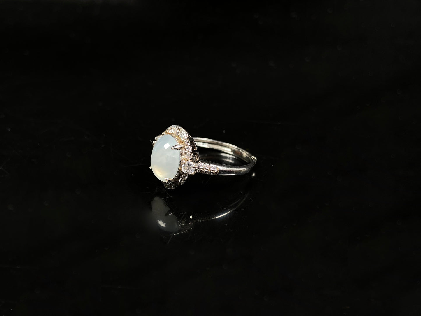 A fog white frost jadeite ring.