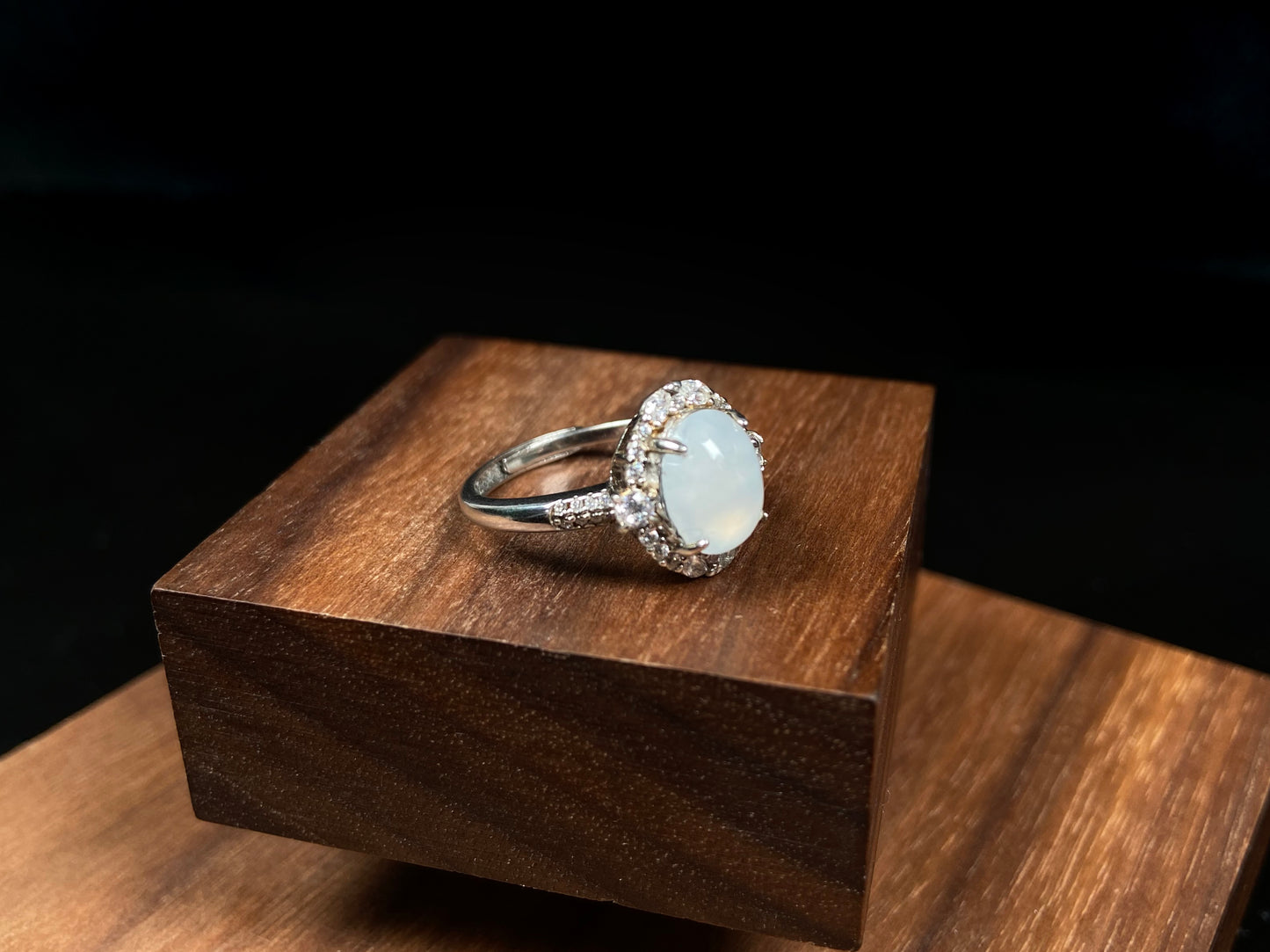 A fog white frost jadeite ring.