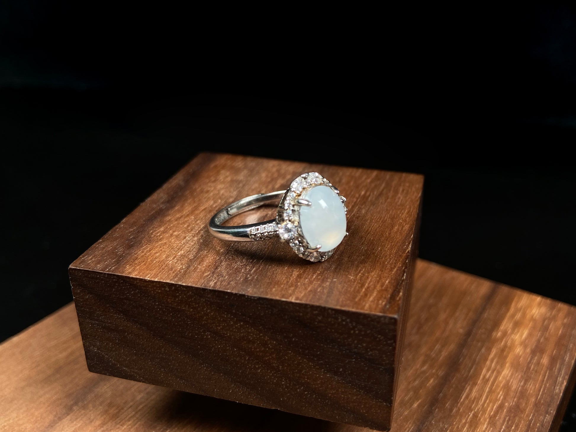 A fog white frost jadeite ring.