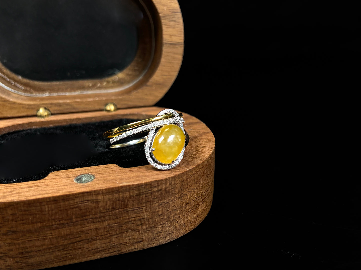 A yellow interlock star halo jadeite ring.