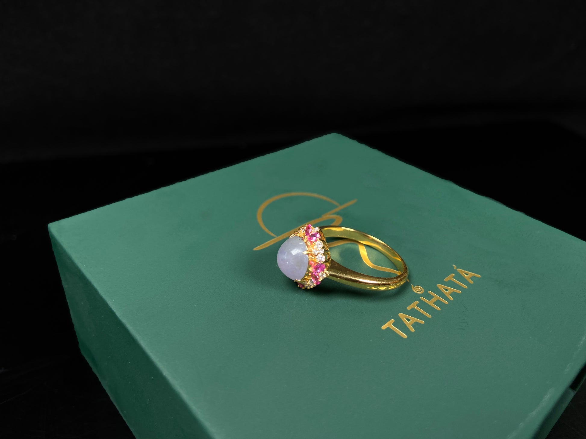 A round lavender pink accent jadeite ring.