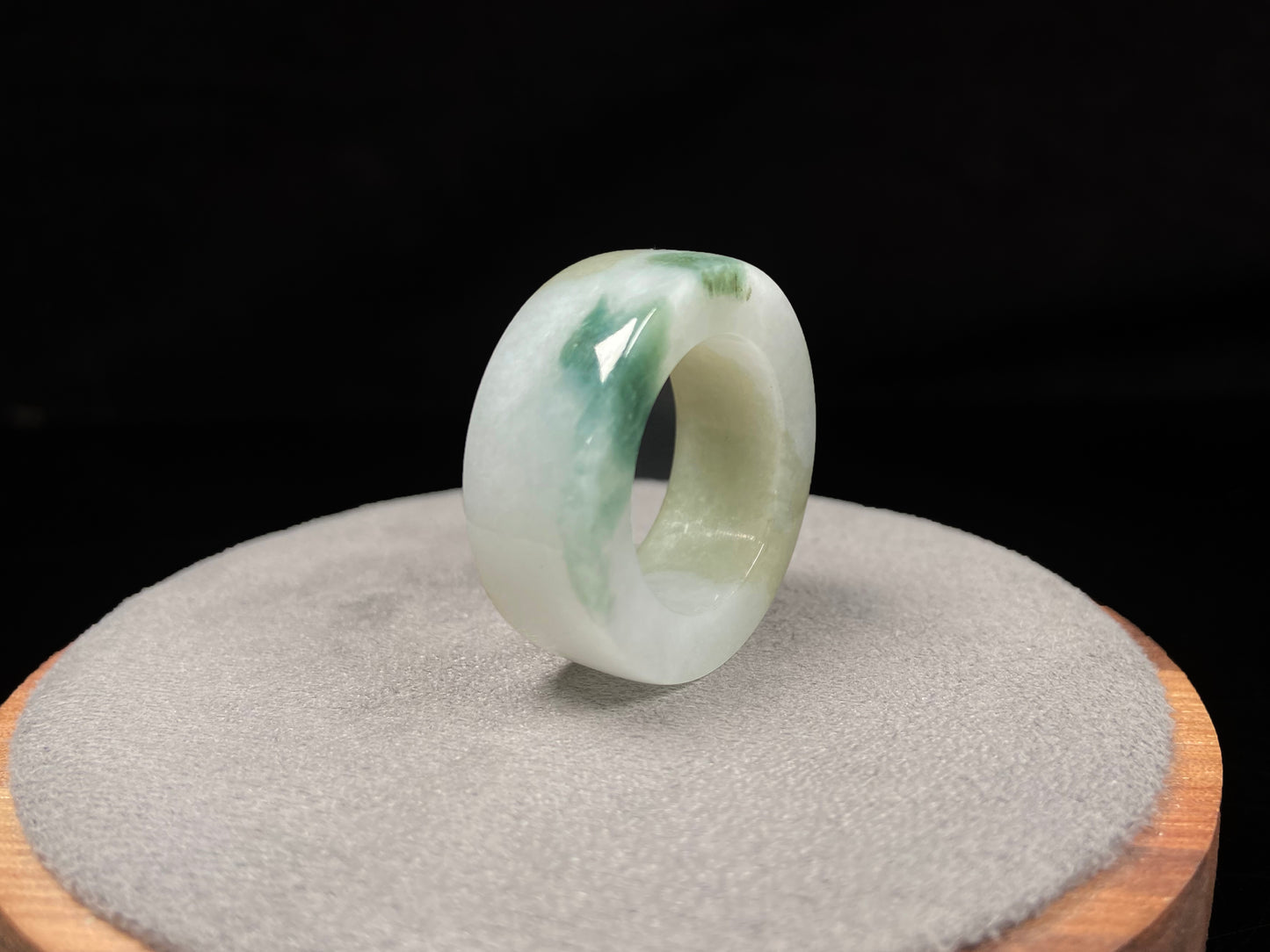 A floating yellow and green thumb ring jadeite ring.