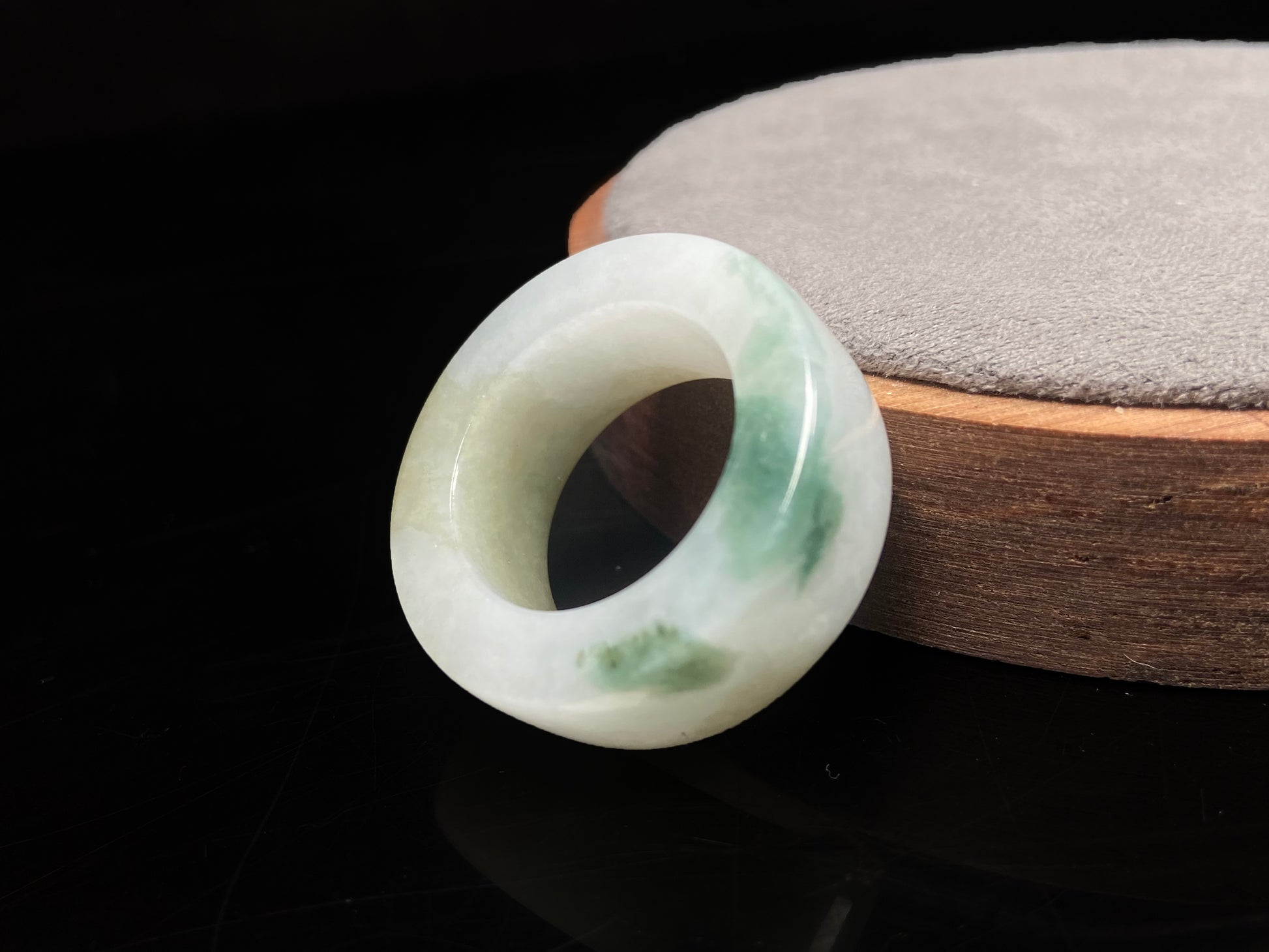 A floating yellow and green thumb ring jadeite ring.
