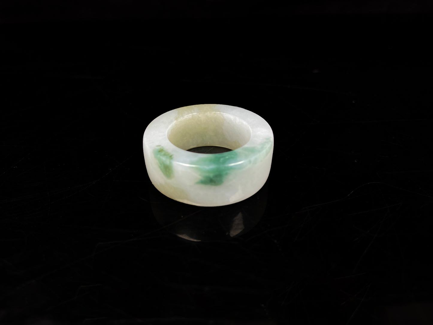 A floating yellow and green thumb ring jadeite ring.