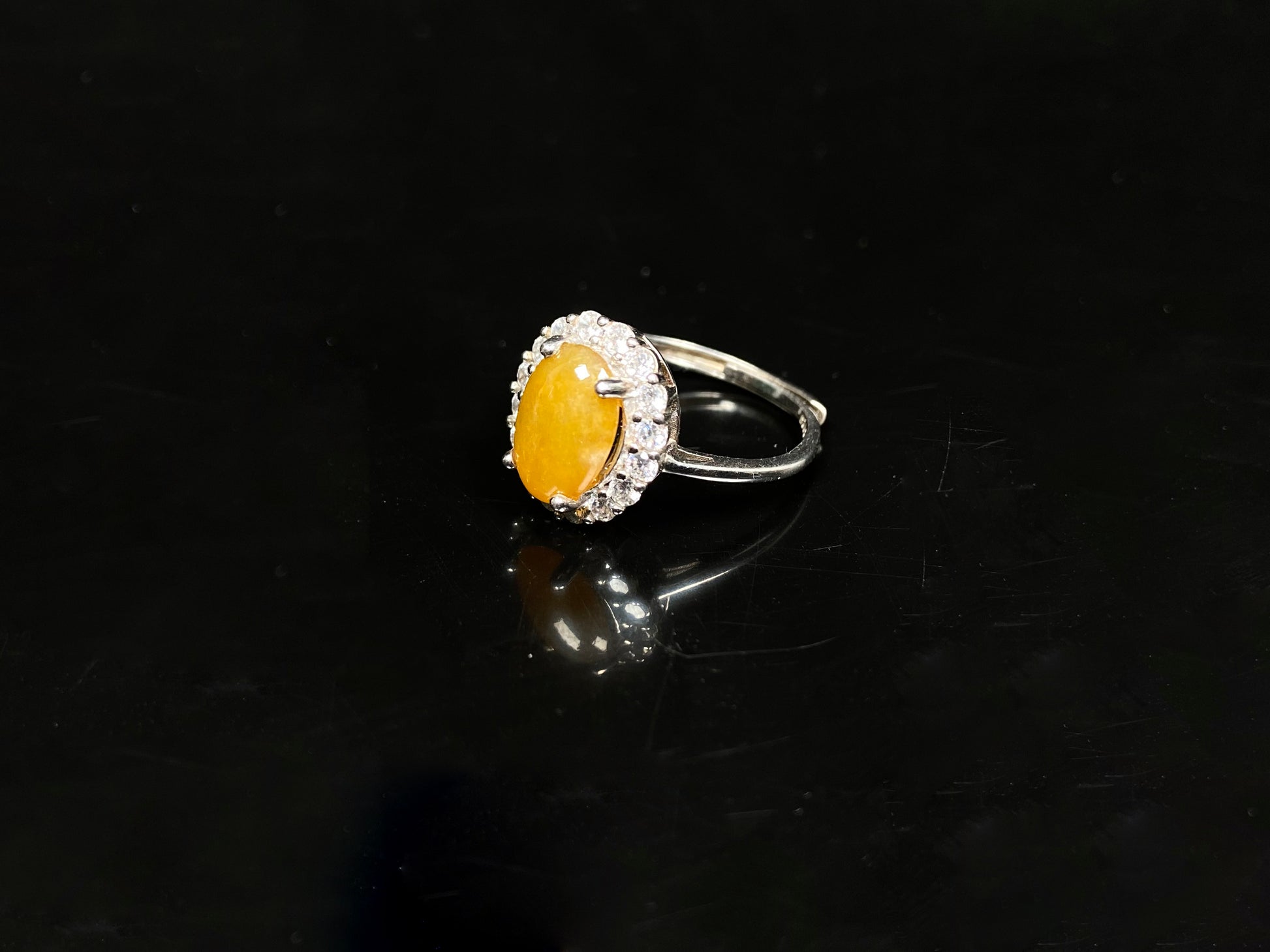 A golden osmanthus tone jadeite bangle.