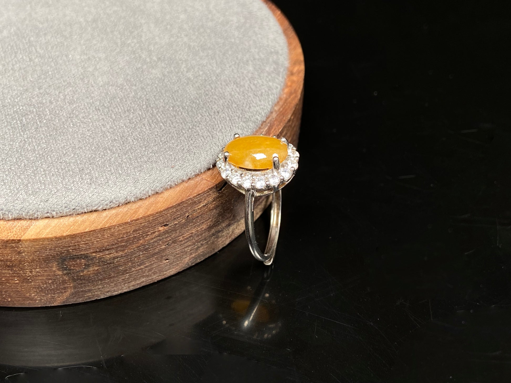 A golden osmanthus tone jadeite bangle.