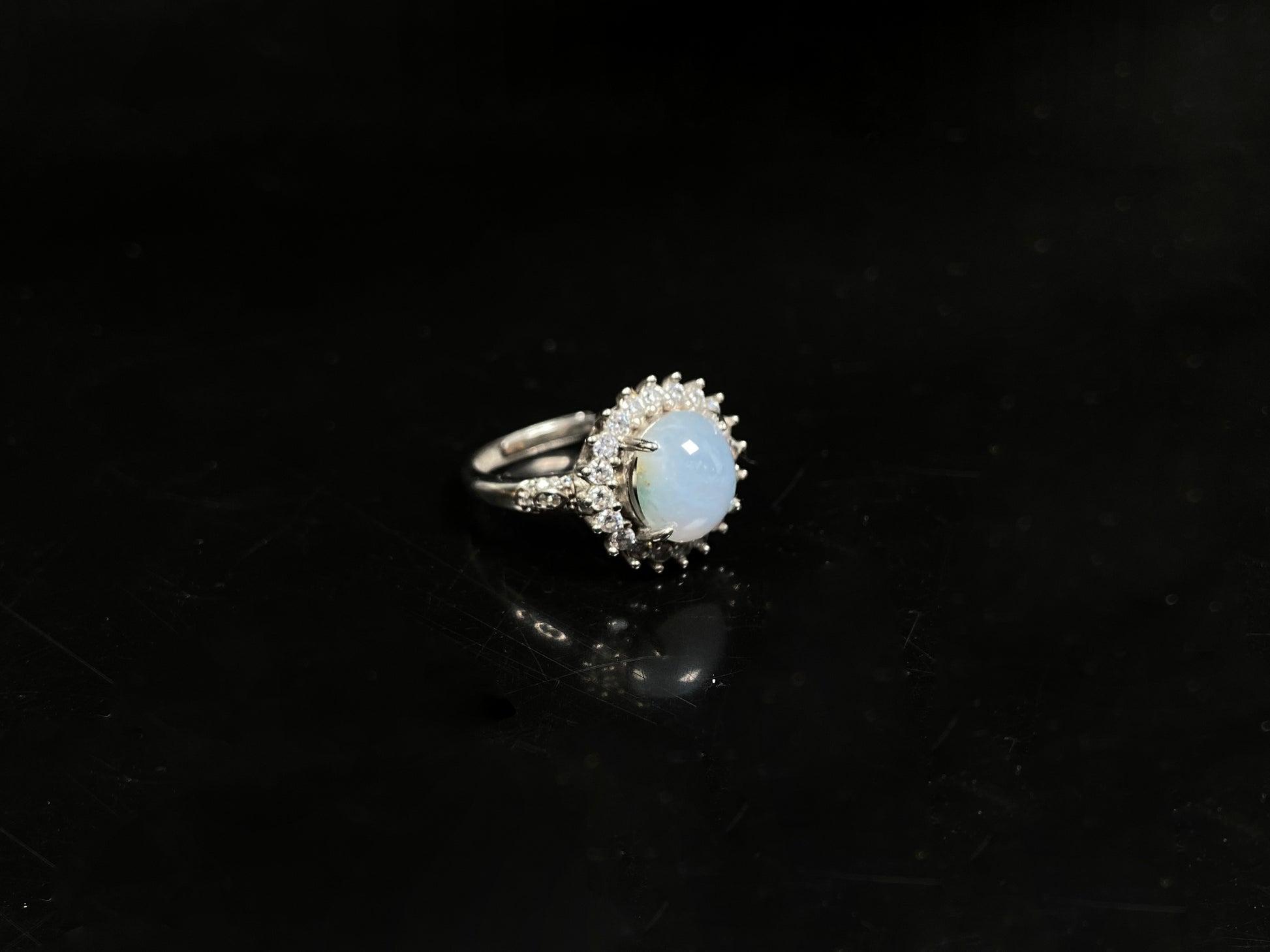 A cloud linen frost jadeite ring.