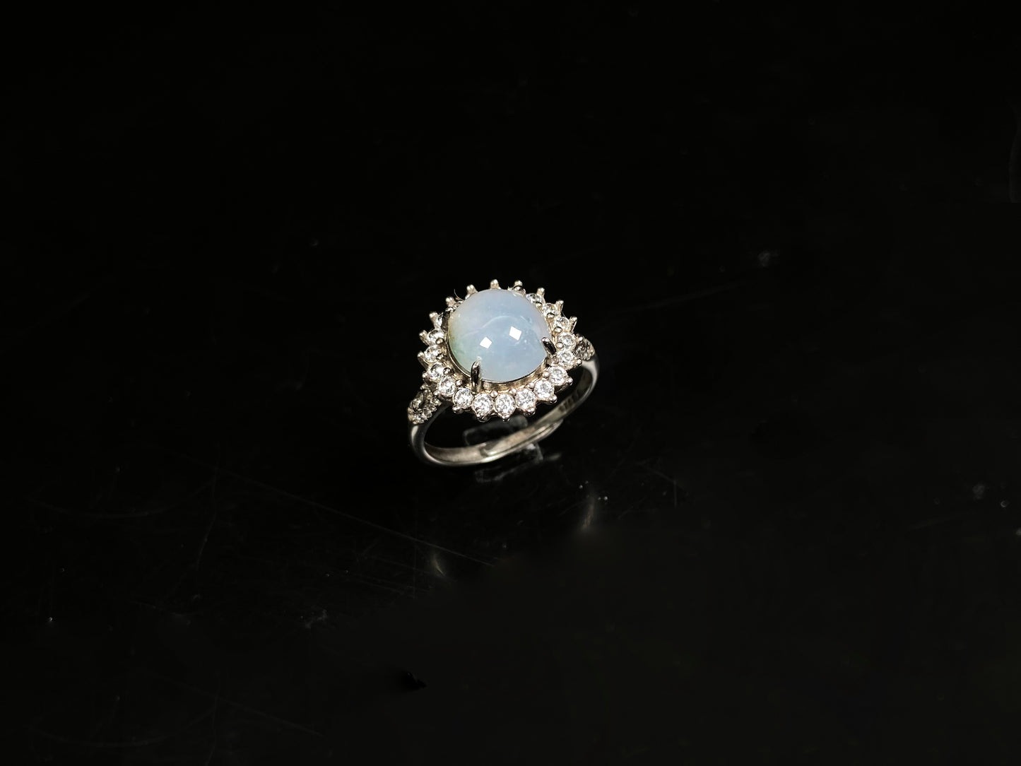 A cloud linen frost jadeite ring.