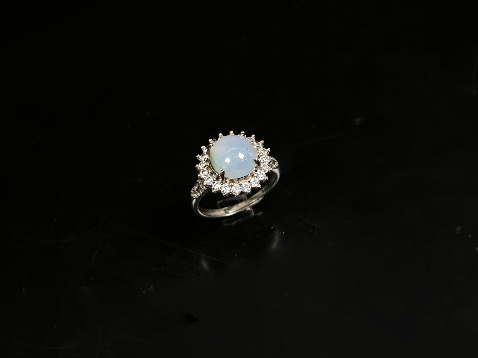 A cloud linen frost jadeite ring.