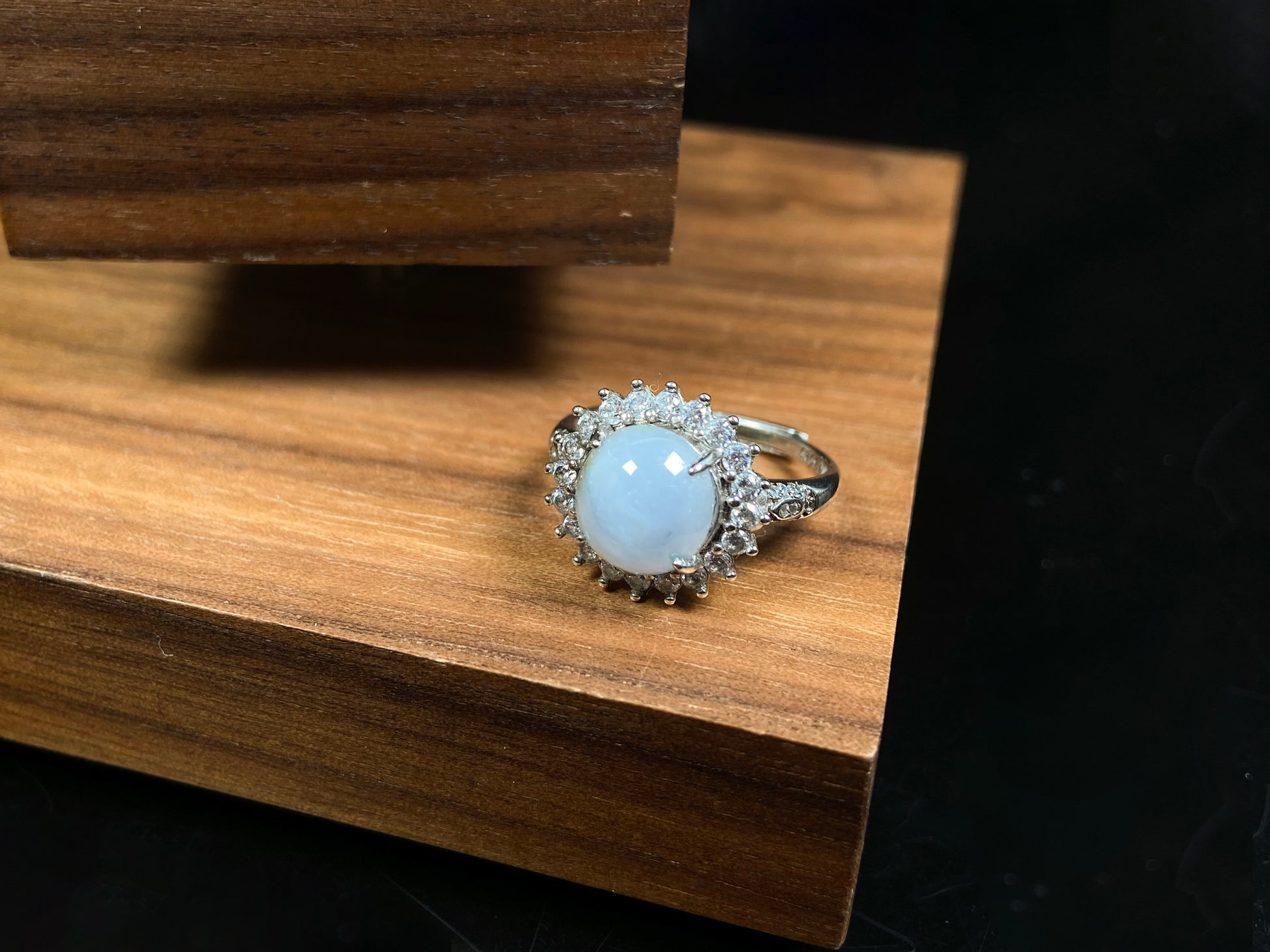 A cloud linen frost jadeite ring.