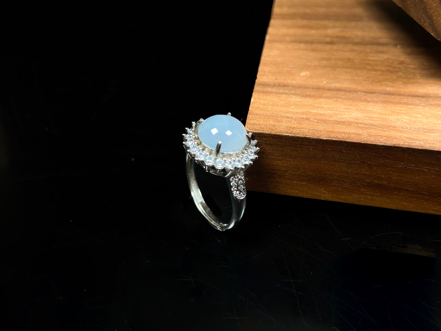 A cloud linen frost jadeite ring.