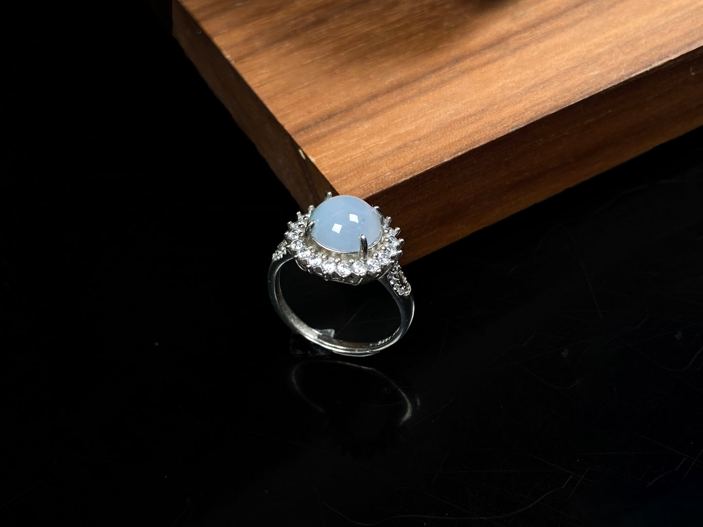 A cloud linen frost jadeite ring.