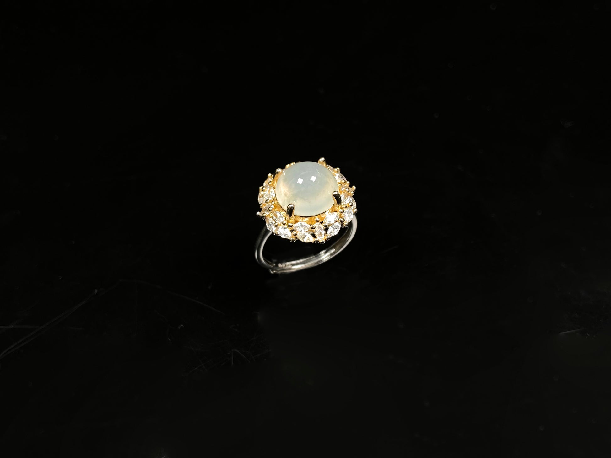 A icy mist luminescence jadeite ring.