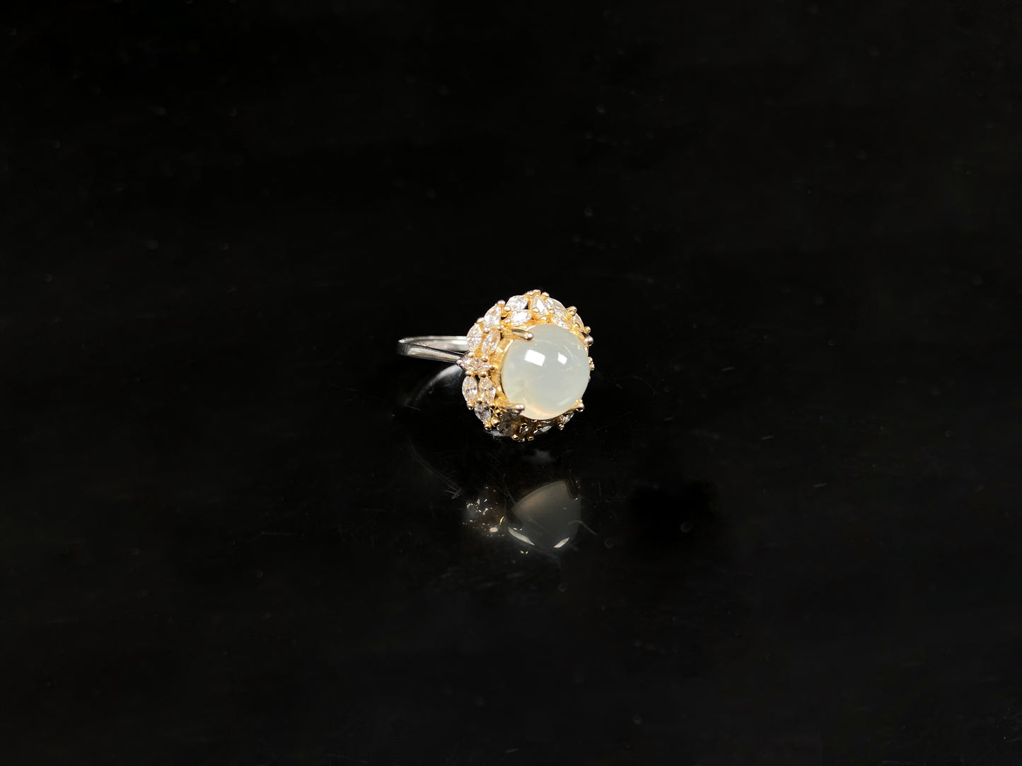 A icy mist luminescence jadeite ring.