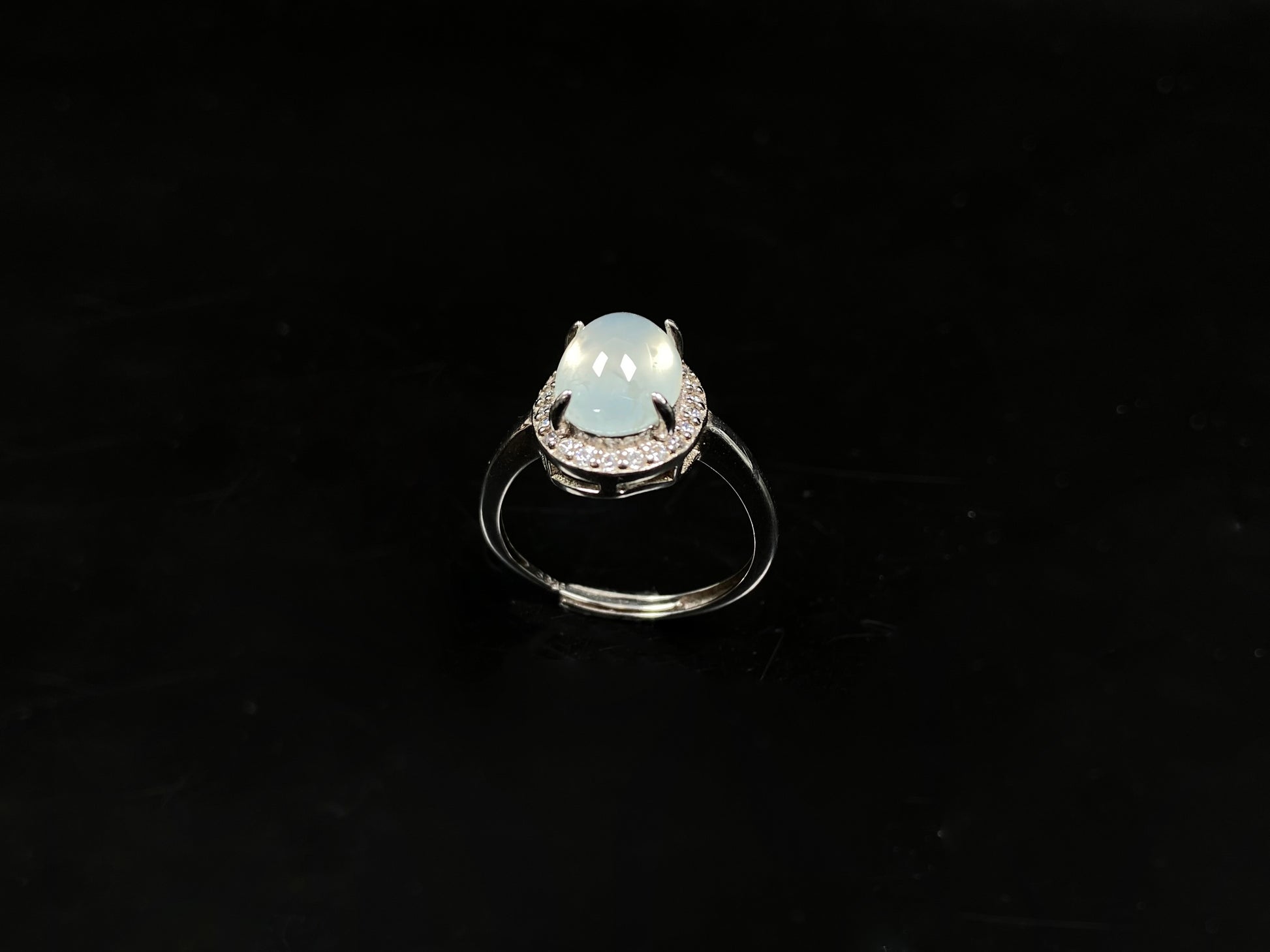 A frosted white luster jadeite ring.