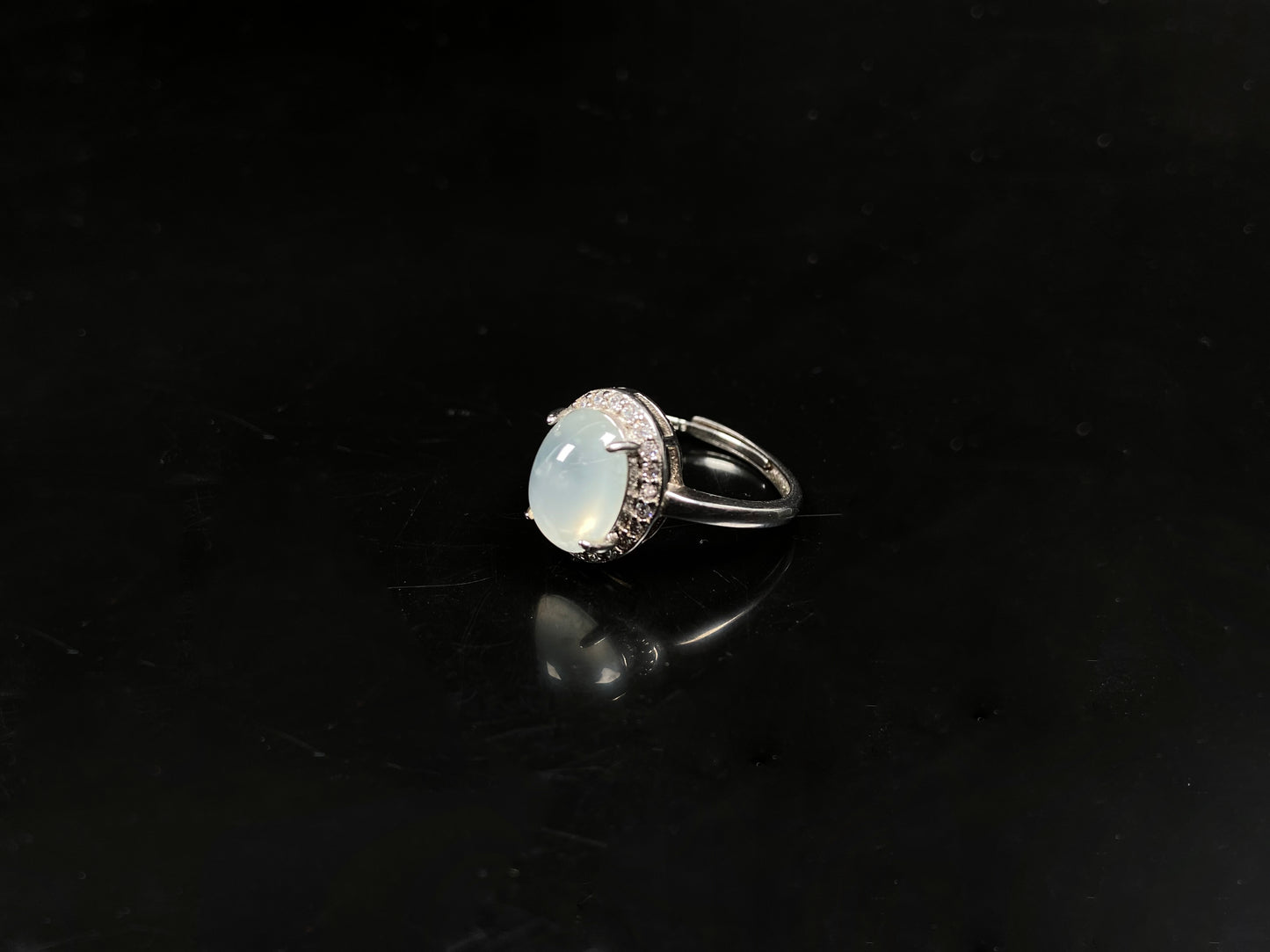 A frosted white luster jadeite ring.