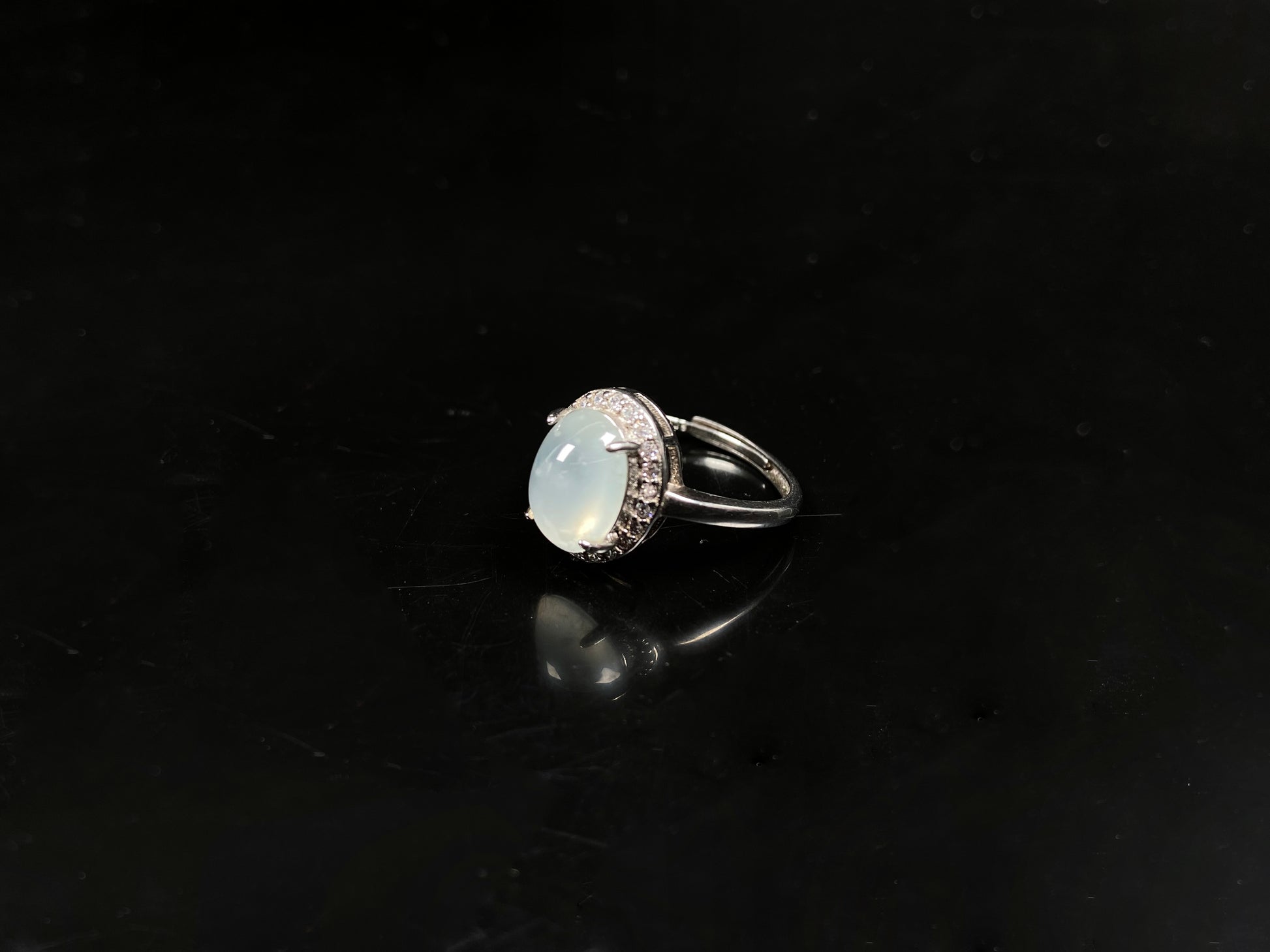 A frosted white luster jadeite ring.