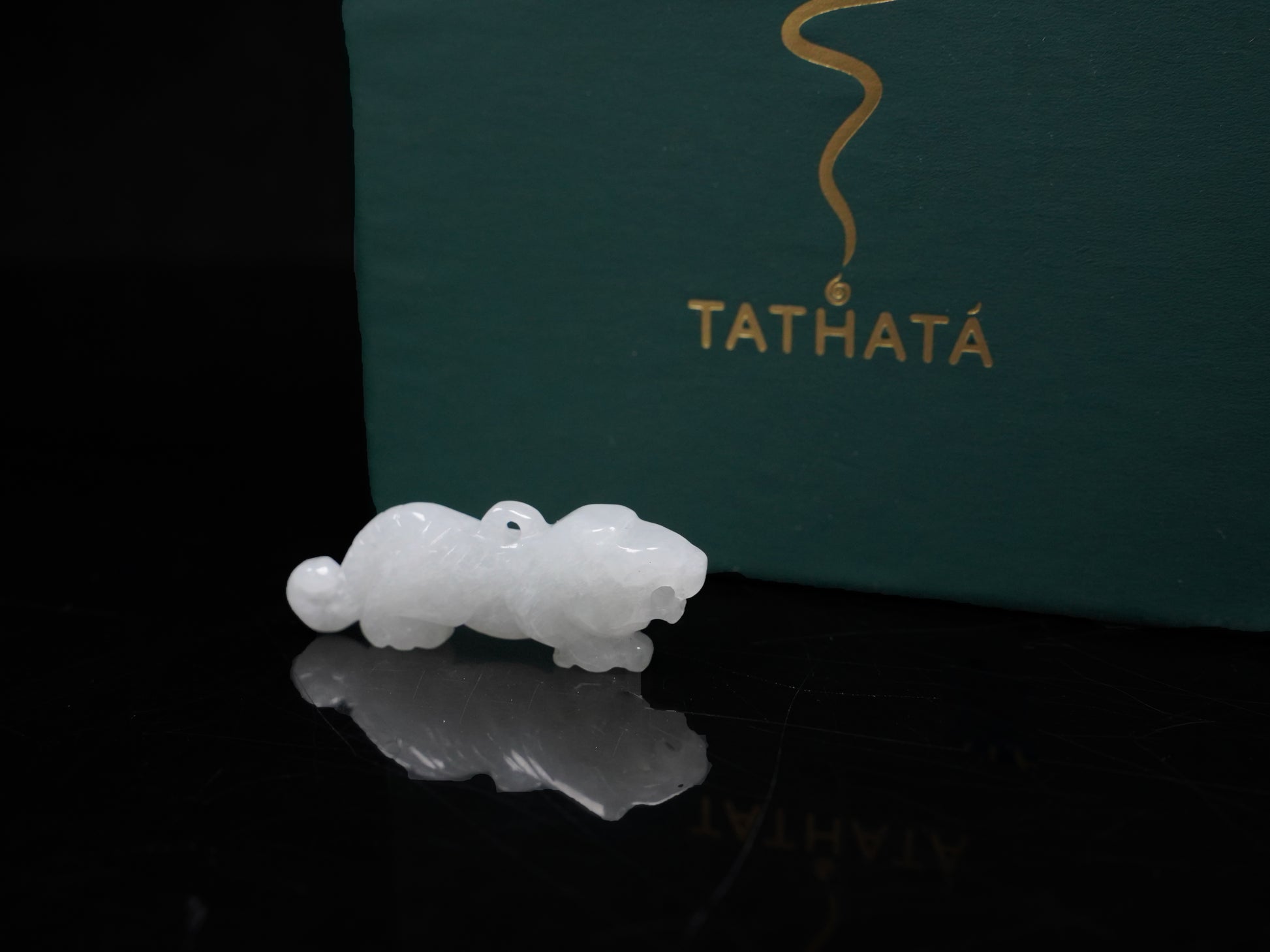 A snowy white vigorous tiger loose jadeite.