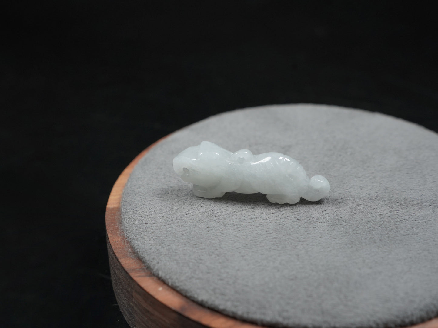 A snowy white vigorous tiger loose jadeite.