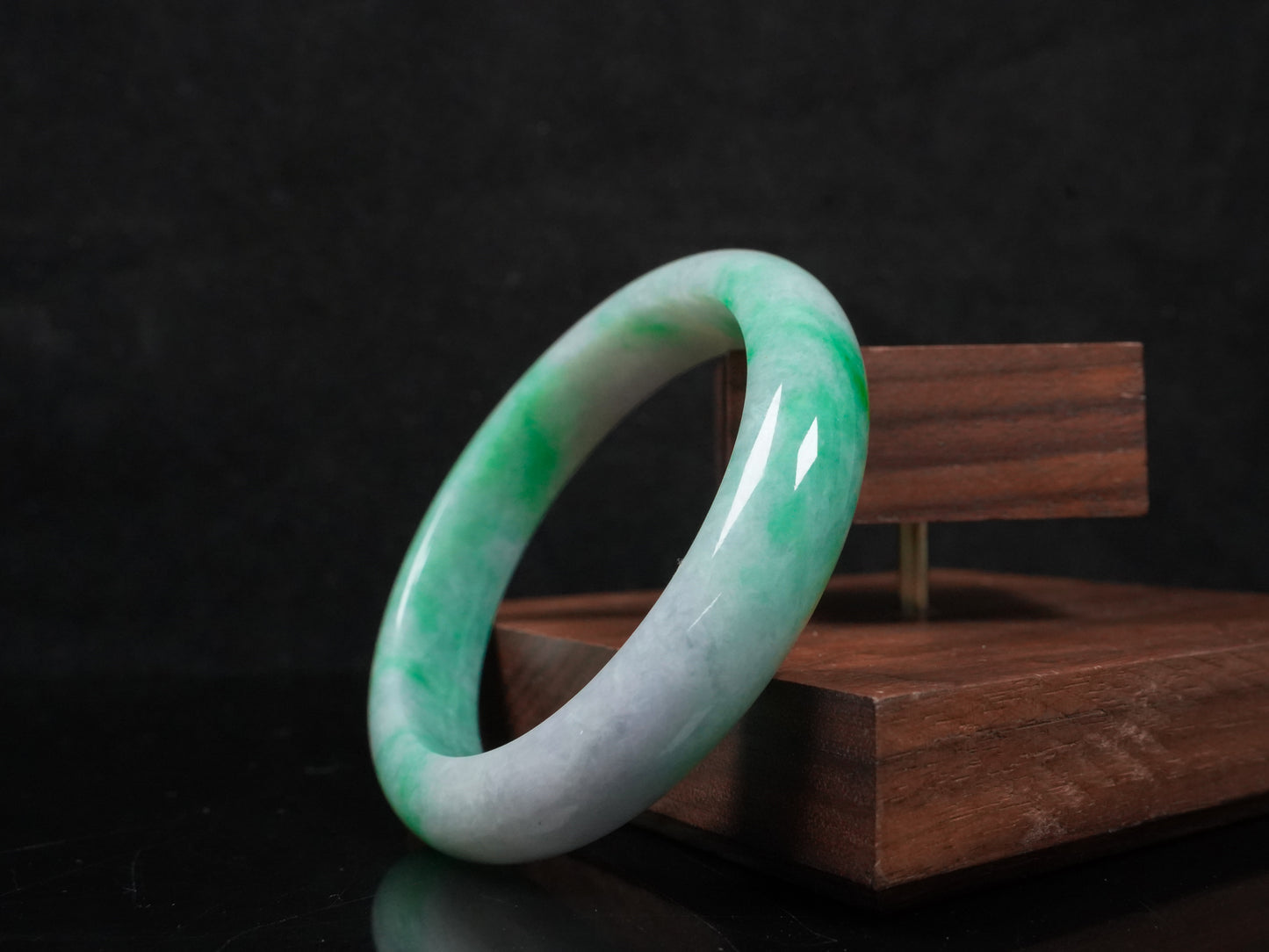 A lilac and viridescent bi-color gradient  jadeite bangle.