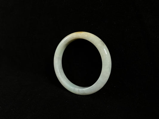 A creamy ivory bangle delicately sprinkled with sun-kissed golden specks.