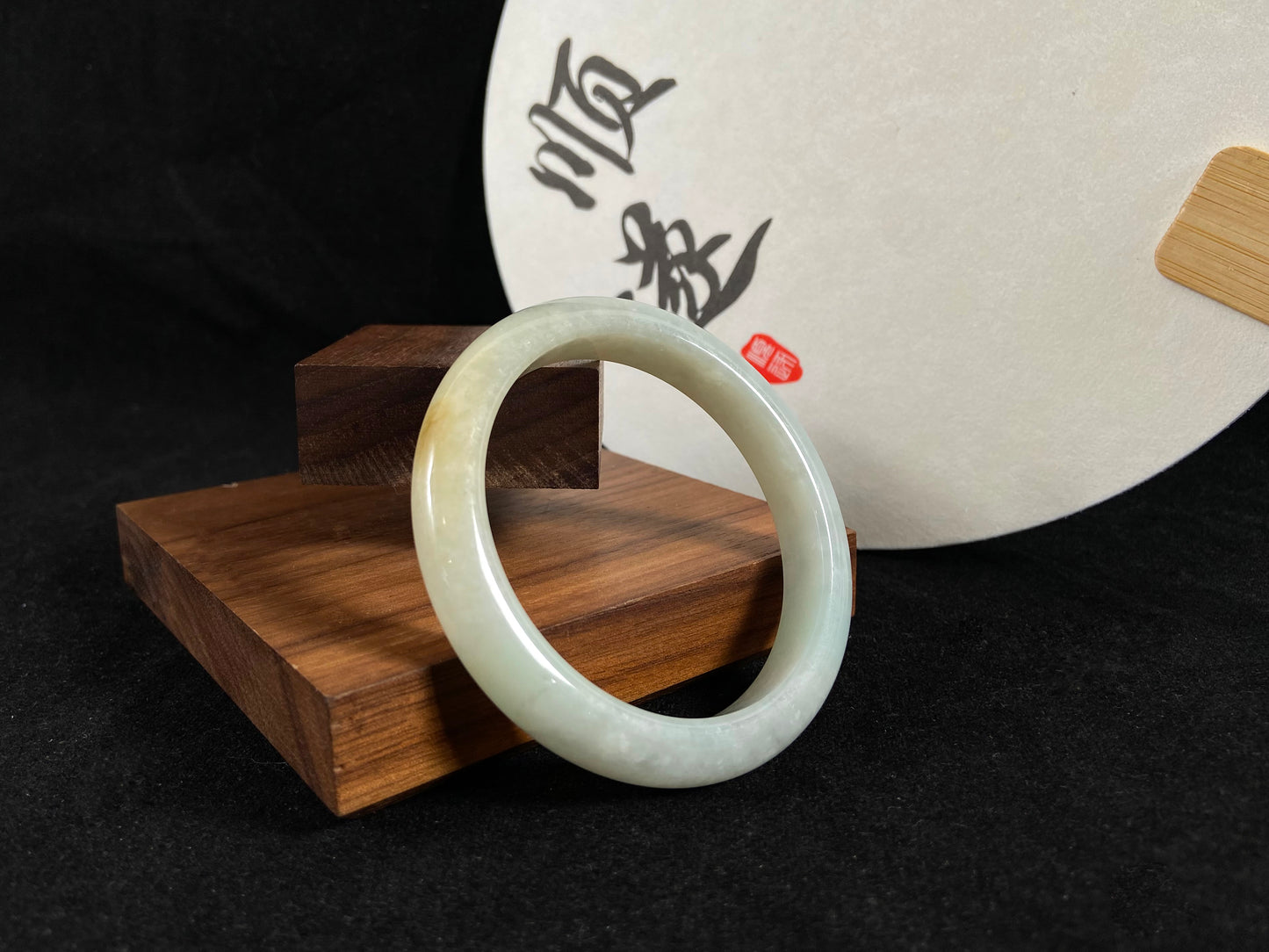 A creamy ivory bangle delicately sprinkled with sun-kissed golden specks.