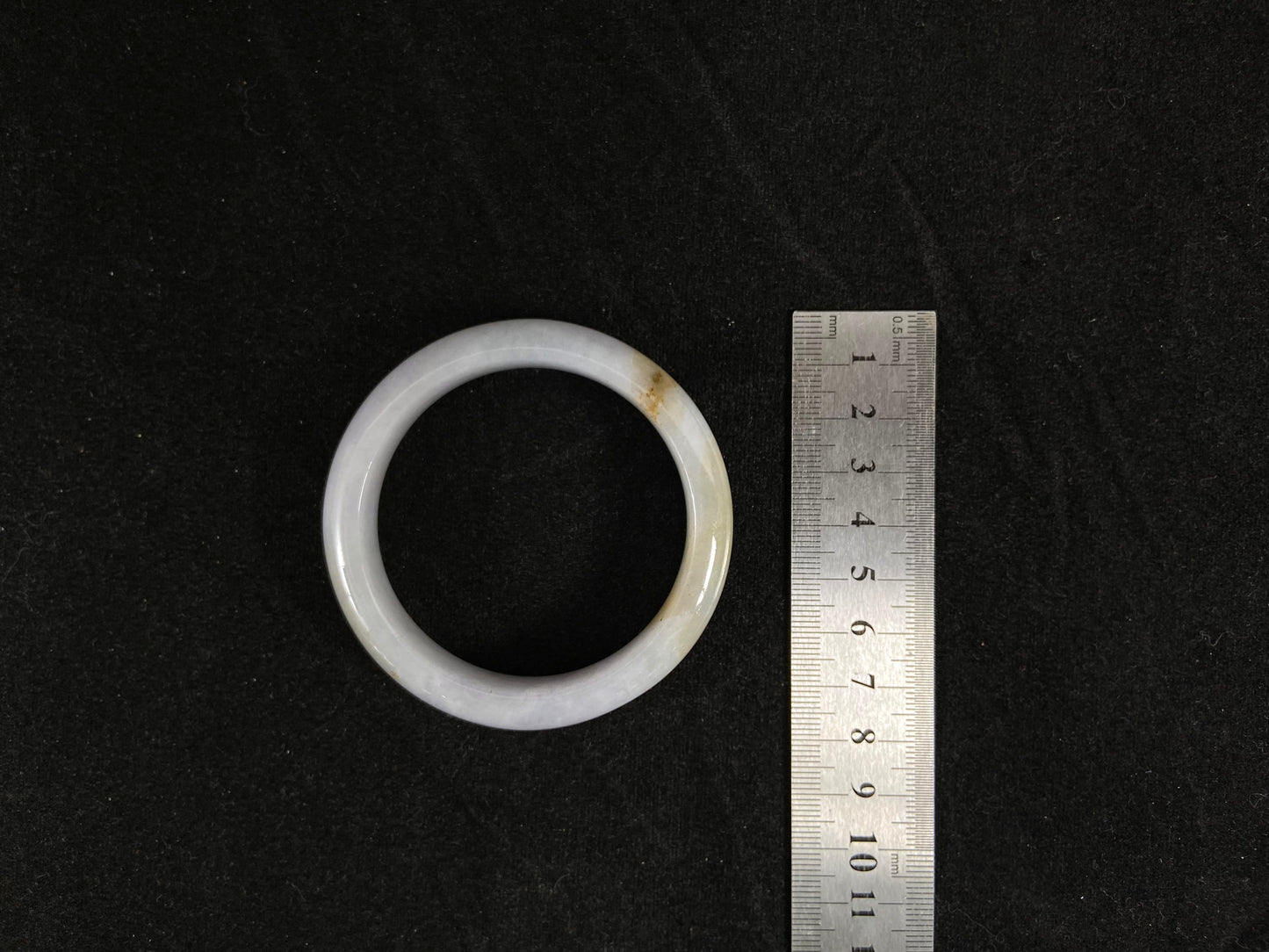 A creamy ivory bangle delicately sprinkled with sun-kissed golden specks.