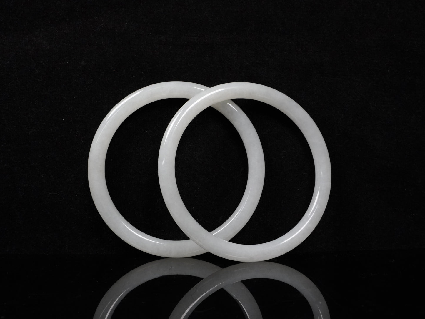 A pure white cloud pair jadeite bangle.
