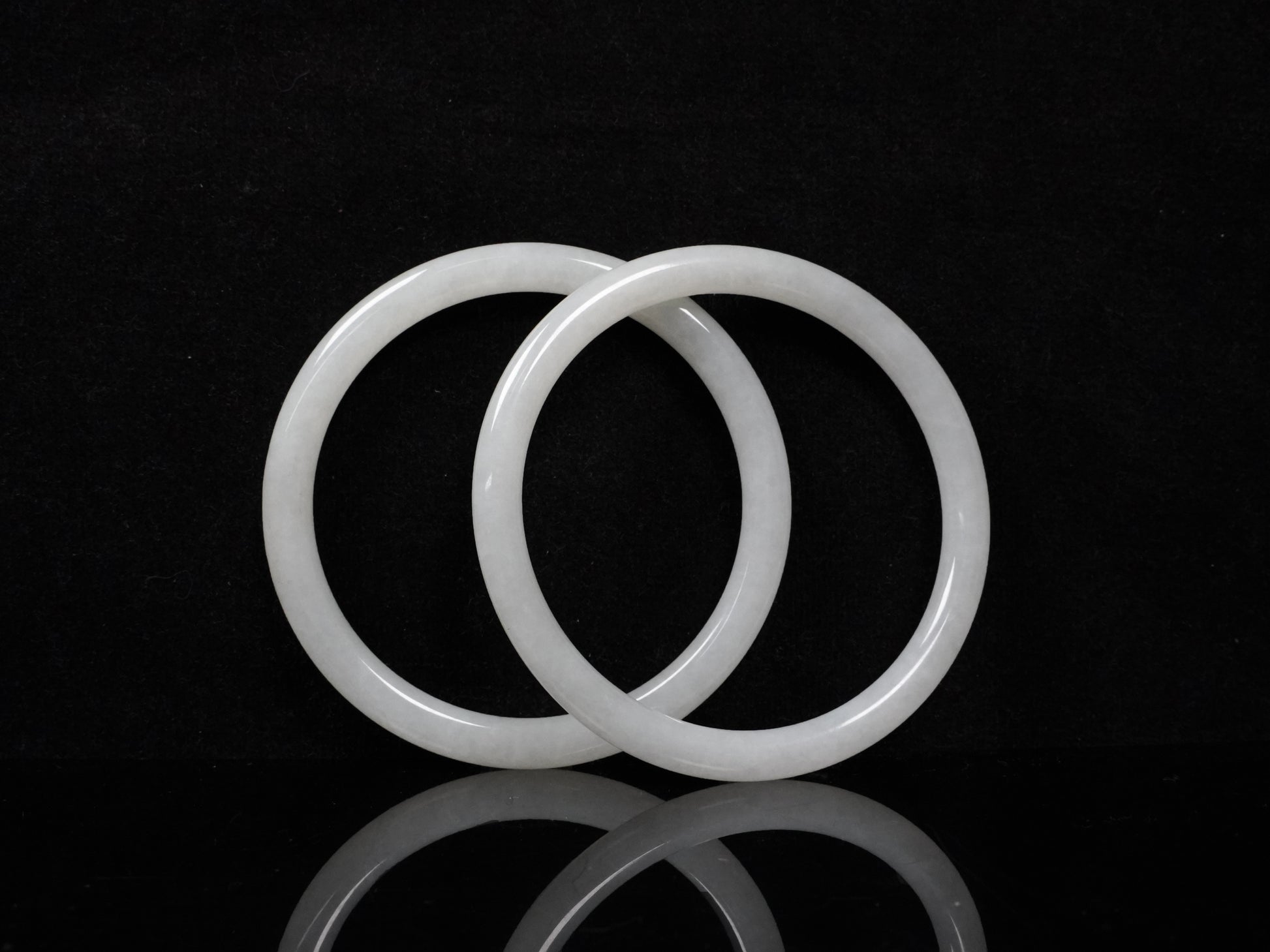 A pure white cloud pair jadeite bangle.