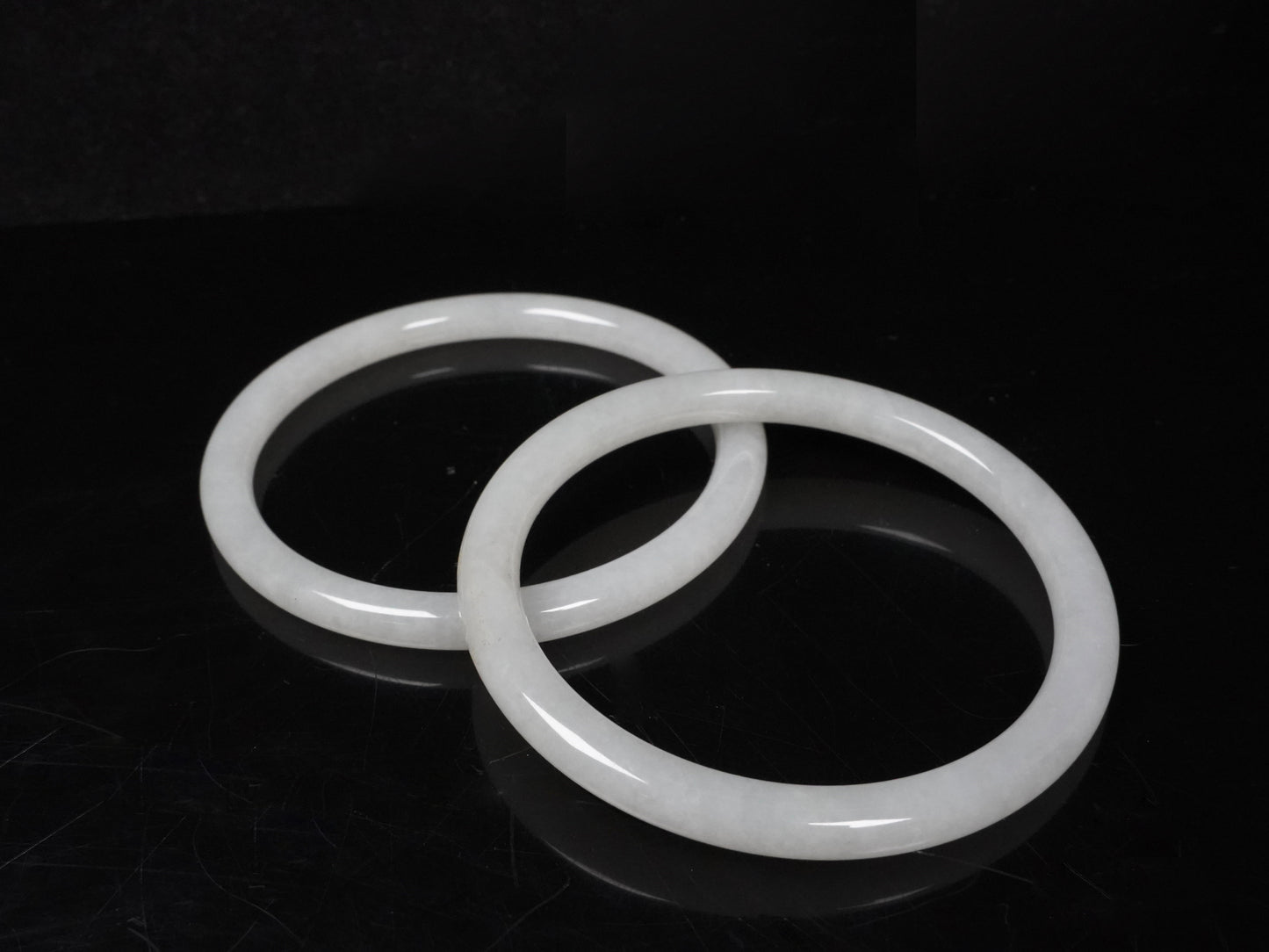 A pure white cloud pair jadeite bangle.