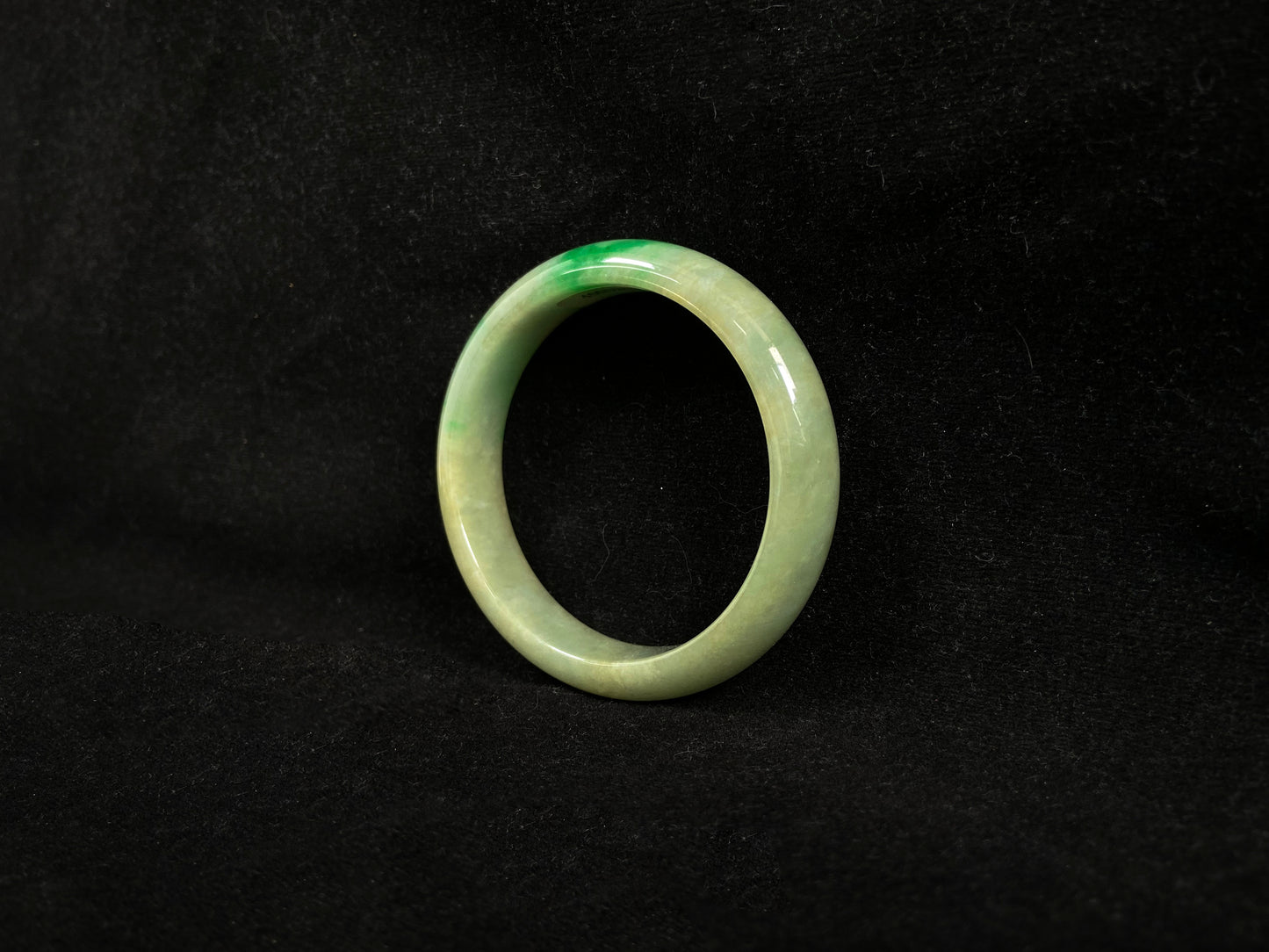Golden Sunbeam Yang Green Accent · Nature Burmese Jadeite Bangle (60mm)