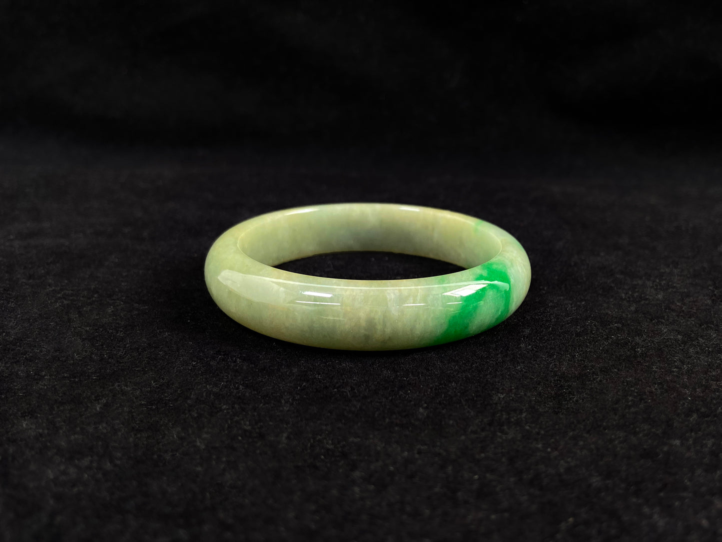Golden Sunbeam Yang Green Accent · Nature Burmese Jadeite Bangle (60mm)